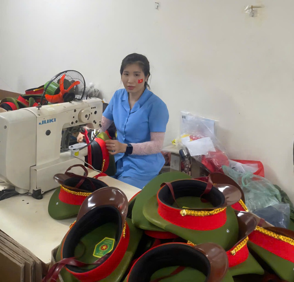 Mme Do Thi Thu Trang - ouvriere du groupe 5 de l'atelier de confection de la succursale de Chien Thang - Societe 19.5 - pendant les jours de pointe de production pour servir l'A80. Photo : Thu Trang