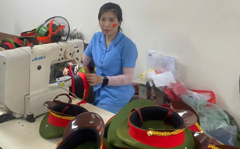 Ms. Do Thi Thu Trang - a worker in Group 5, Garment factory, Chien Thang Branch - Company 19.5 - during peak production days to serve A80. Photo: Thu Trang