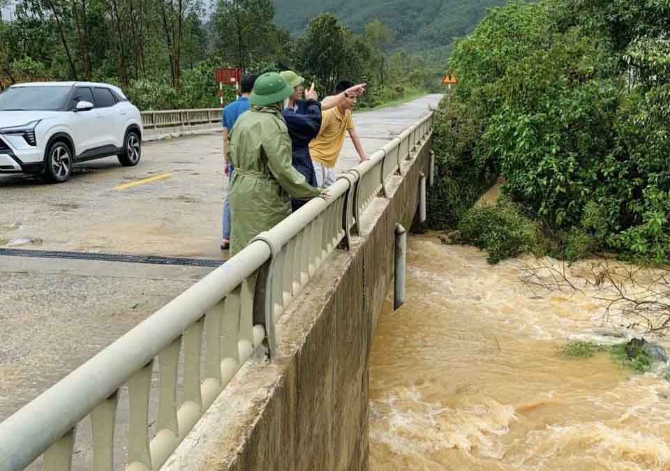 A man in Toan Luu commune went to cast a net and went missing due to floods. Photo: Hoai Thom.