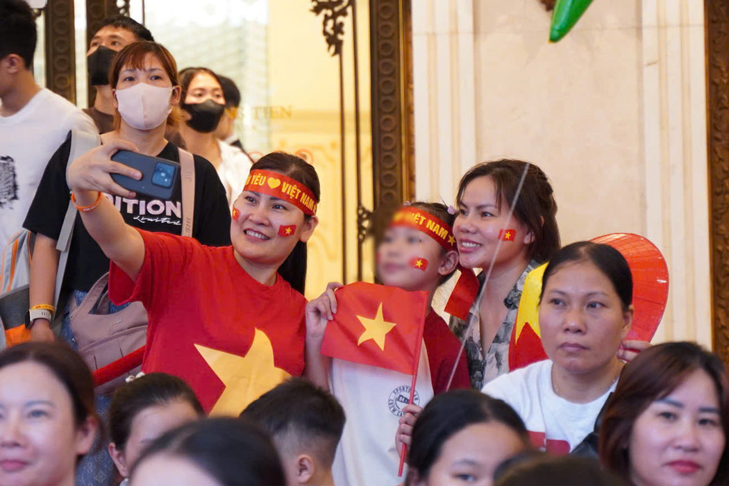 Teach children some basic things when going to see the parade and the National Day parade on September 2. Photo: Linh Trang - Trang Anh