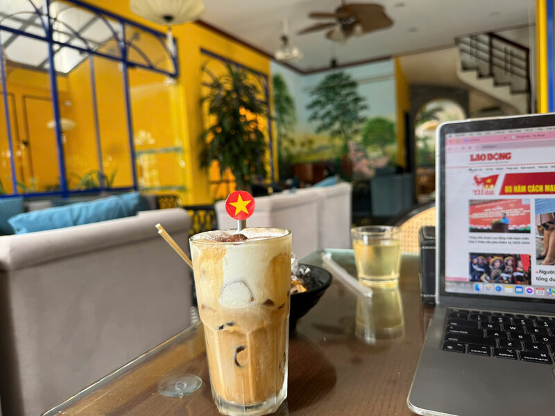 Tai cac quan cafe, thuc uong cung duoc trang tri voi hinh anh co To quoc. Anh: Khanh Linh