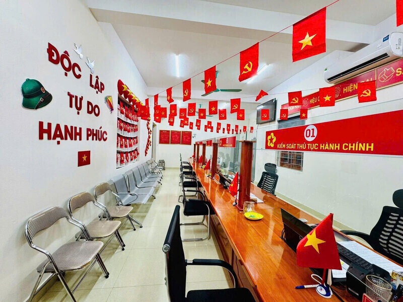 Trung tam hanh chinh cong xa Tuan Son ruc ro co hoa. Anh: Trang tin xa Tuan Son