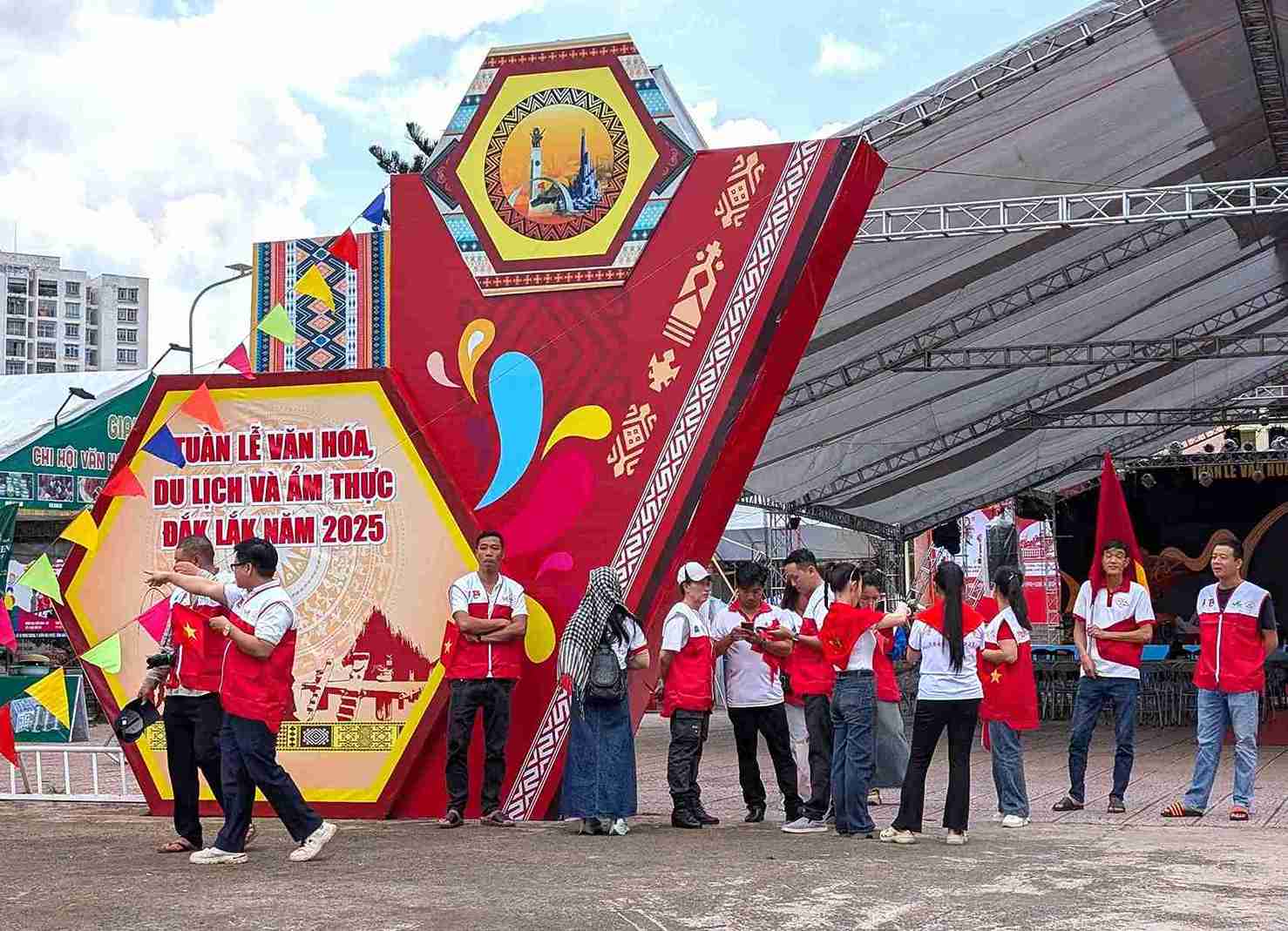 Ban to chuc chuan bi rat ky luong cac hoat dong trong khuon kho tuan le. Anh: Bao Trung