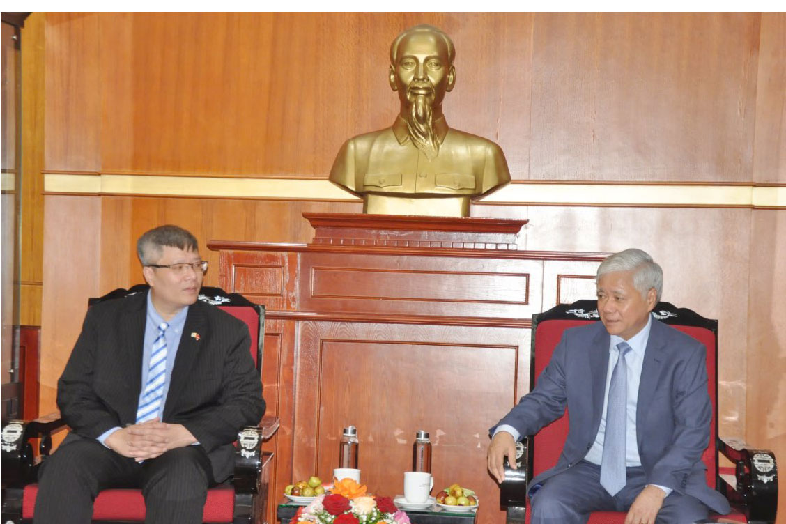 El Presidente del Comite Central del Frente de la Patria de Vietnam Do Van Chien intercambia opiniones con el Dr. Tran Hai Linh - Miembro del Comite Central del Frente de la Patria de Vietnam Presidente de la Asociacion de Empresarios de Inversion Vietnam-Corea. Foto: Bao Han