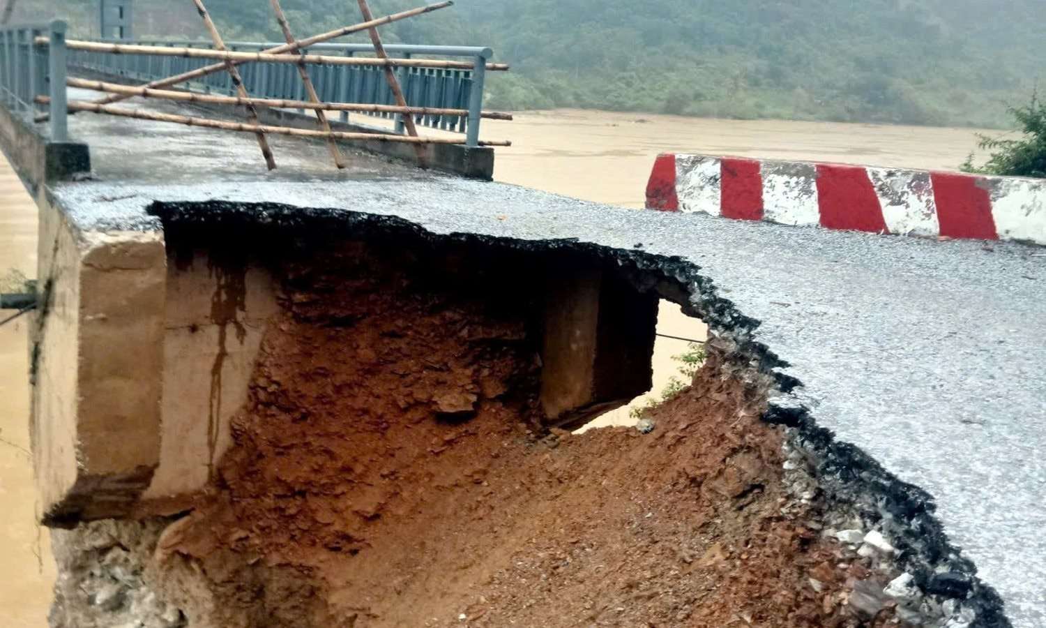 Heavy rain caused a serious landslide on Dinh Phong bridge (connecting Dinh Phong village, Yen Hoa commune with Tam Dinh commune, Nghe An province). Photo: Ngoc Anh