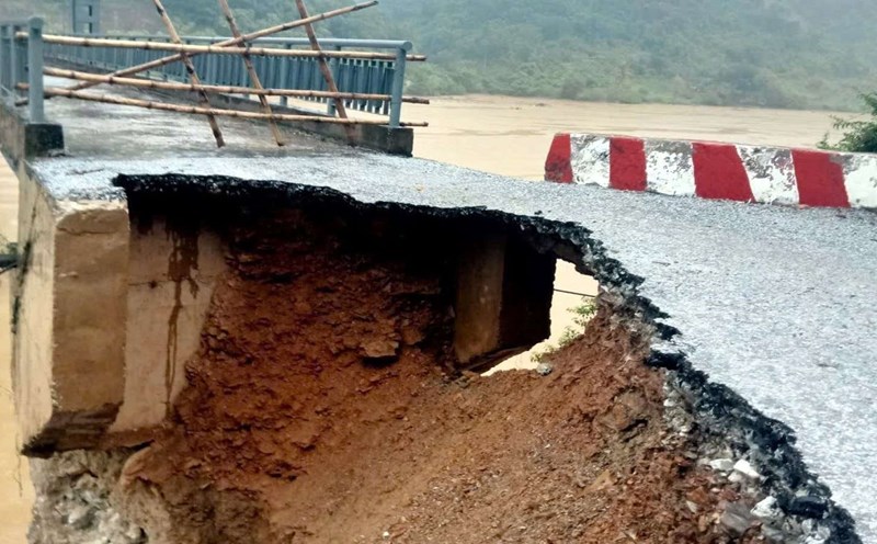 Heavy rain caused a serious landslide on Dinh Phong bridge (connecting Dinh Phong village, Yen Hoa commune with Tam Dinh commune, Nghe An province). Photo: Ngoc Anh