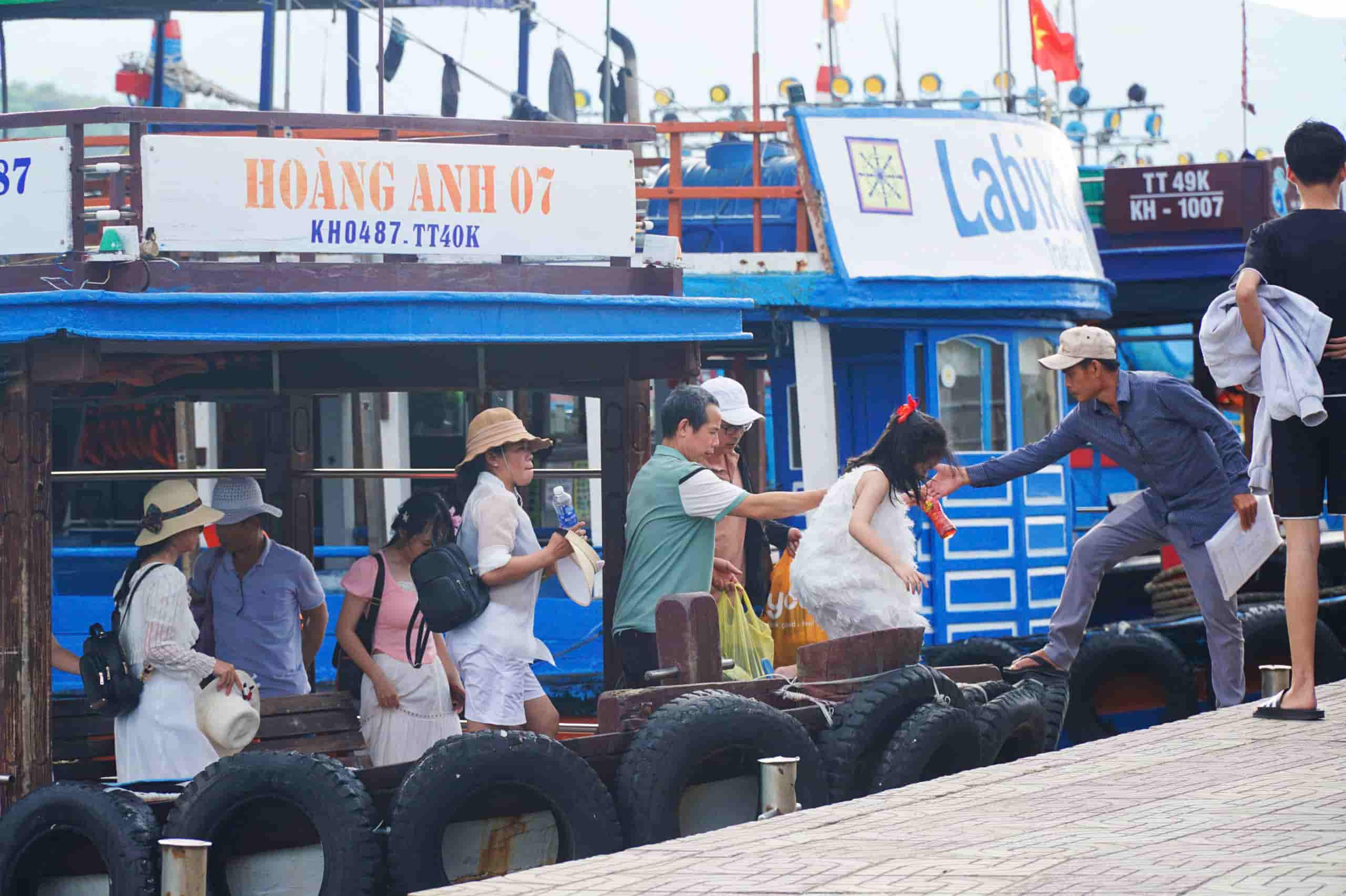 Thoi tiet o pho bien Nha Trang nang dep, thuan loi cho du khach tham quan, trai nghiem o cac diem giai tri, tour bien dao. Anh: Huu Long