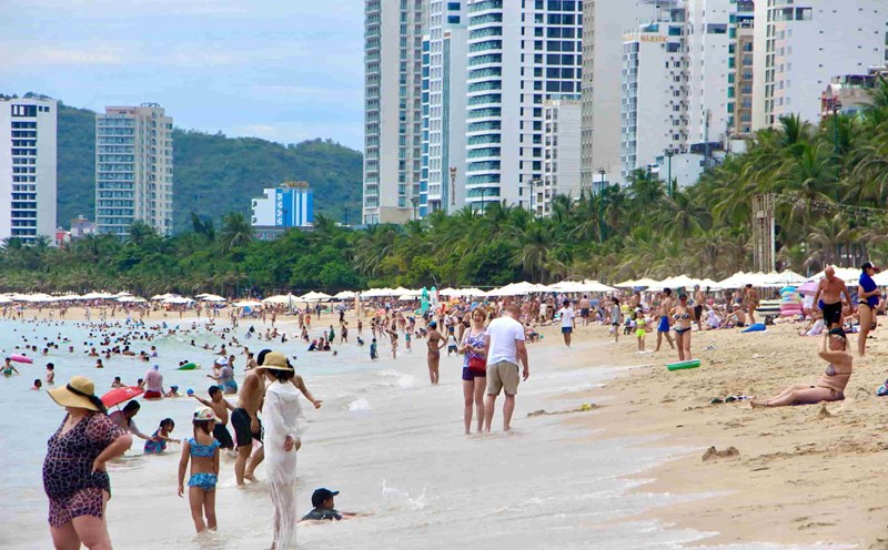 Tourists in Nha Trang recorded quite a low number in the first days of the holiday. Photo: Huu Long