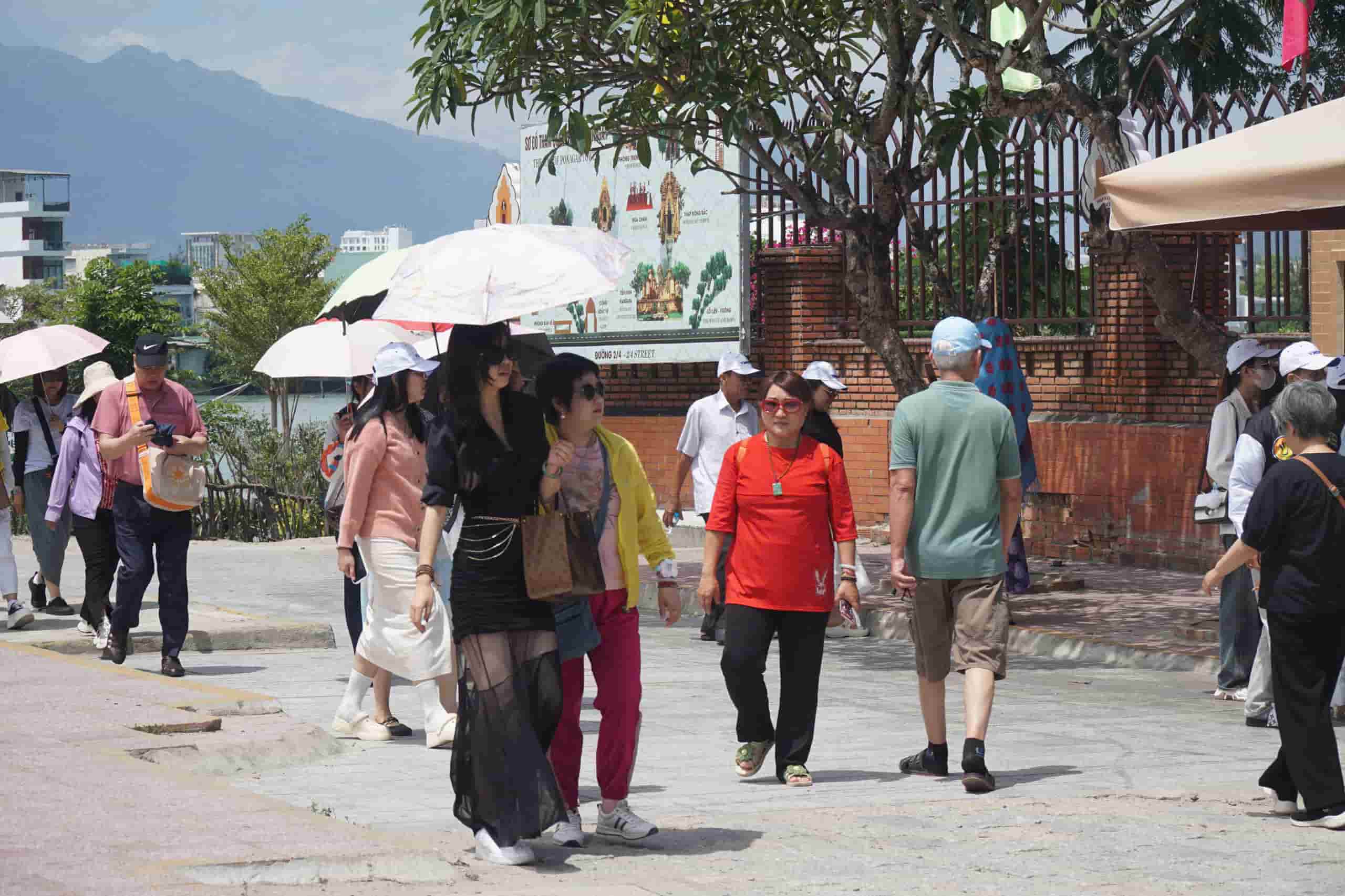 Dai dien Ban Quan ly di tich Thap Ba Ponagar cho biet, nhung ngay qua, du khach den Thap Ba Ponagar sut giam kha nhieu. Anh: Huu Long