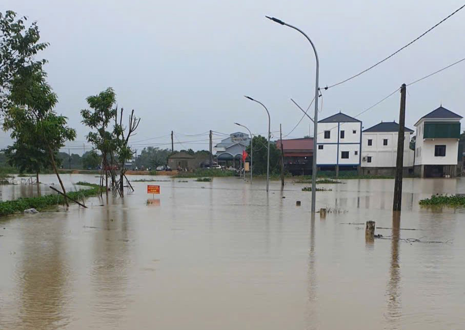 On the morning of August 31, in Son Tien commune, some roads were still flooded. Photo: Tien Son