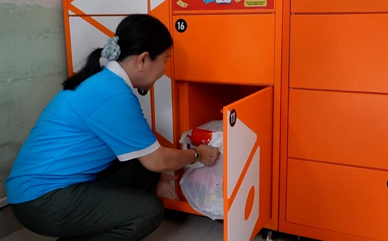 Scanning QR codes, charity with just one touch in Ho Chi Minh City