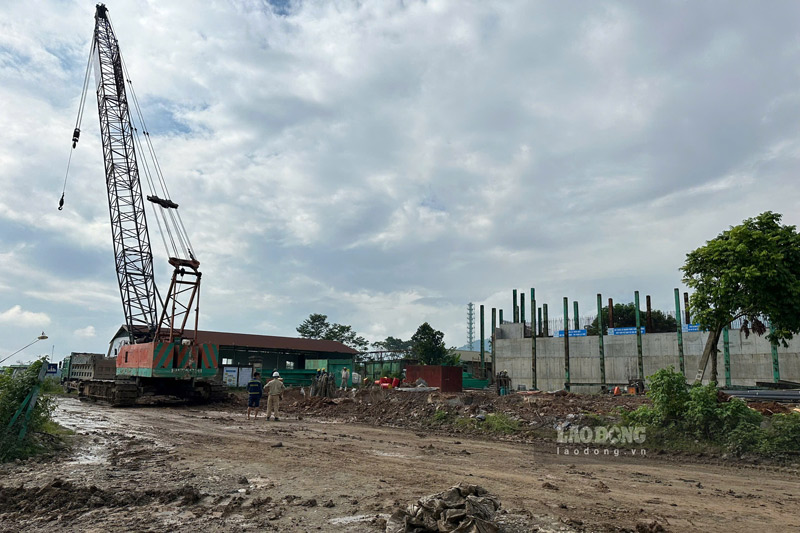 Cac thiet bi hang nang van chuyen nguyen vat lieu va cau kien thi cong cau. Anh: Dinh Dai