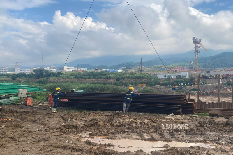 Doi ngu ky su, cong nhan xay dung miet mai thi cong cau bien gioi tai Lao Cai dip Quoc khanh. Anh: Dinh Dai