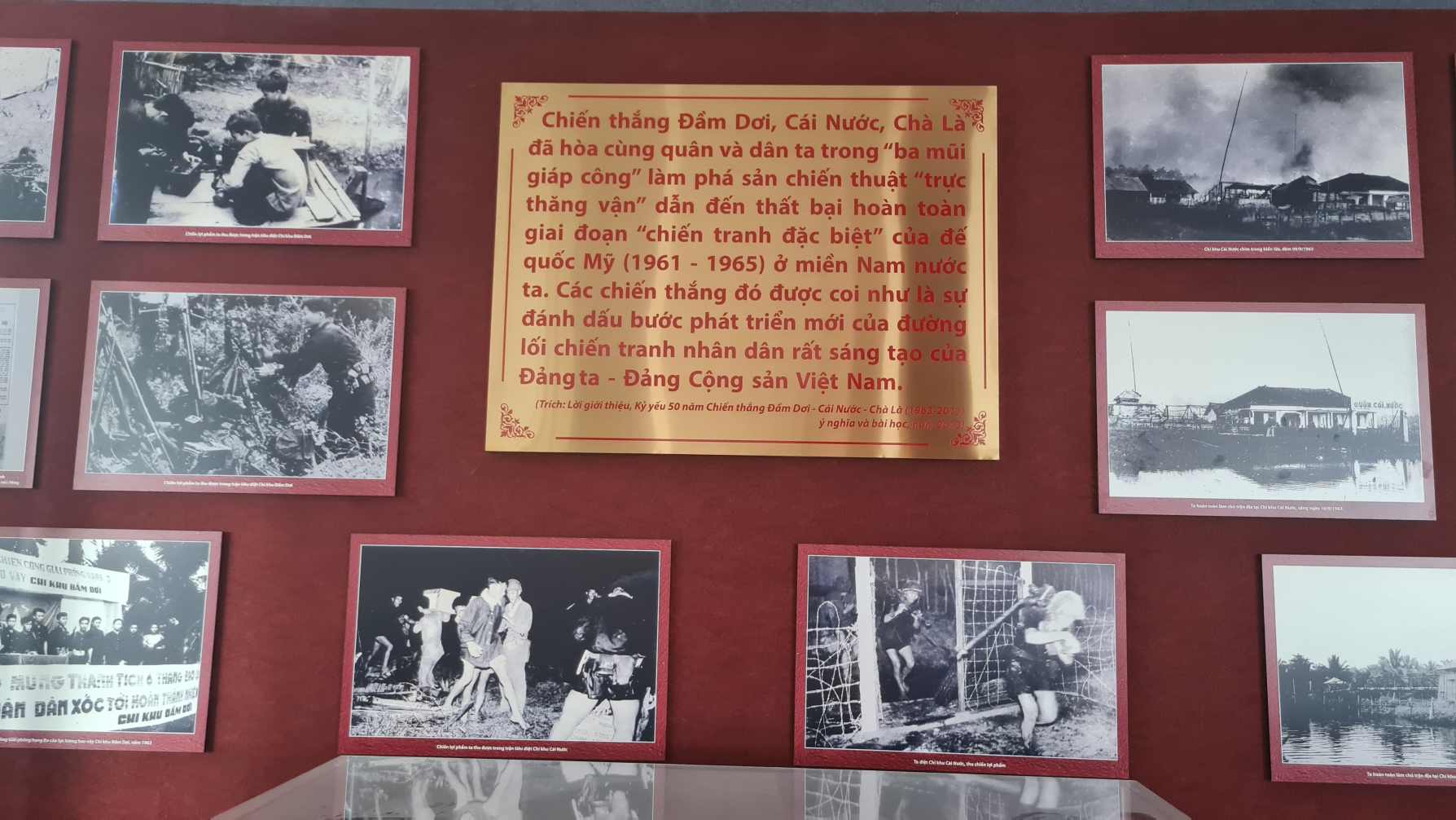 Ben trong Nha truyen thong co nhieu noi thuyet minh di tich. Anh: Nhat Ho