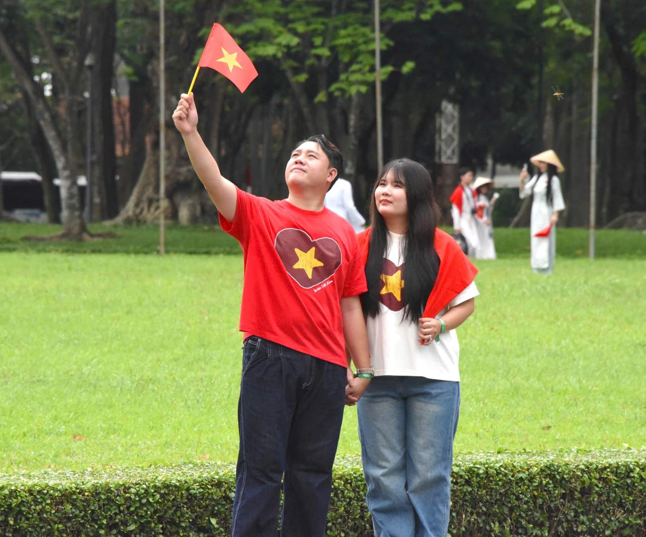 Doi ban tre luu lai khoanh khac ky niem dip le 2.9 tai Dinh Doc lap. Anh: Anh Tu