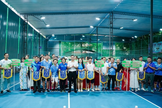 Les dirigeants de la Federation du travail de la ville offrent des souvenirs aux equipes participant au tournoi de pickleball UDIC pour celebrer la fete nationale. Photo : Thu Thuy