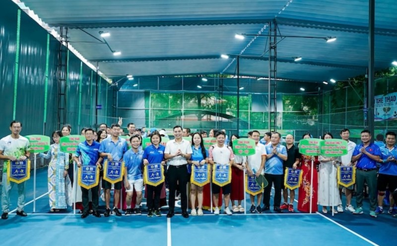 Leaders of the City Labor Federation presented souvenirs to the teams competing in the UDIC Pickleball Tournament to celebrate the National Day. Photo: Thu Thuy