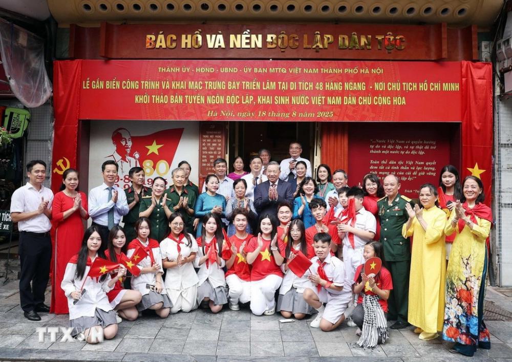 Tong Bi thu To Lam va doan cong tac voi can bo va nhan dan phuong Hoan Kiem. Anh: Thong Nhat/TTXVN