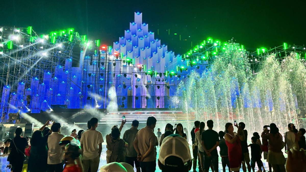 The highlight of Tam Thang Tower in Ho Chi Minh City officially operates to serve people during the holiday. Photo: Nguyen Quynh