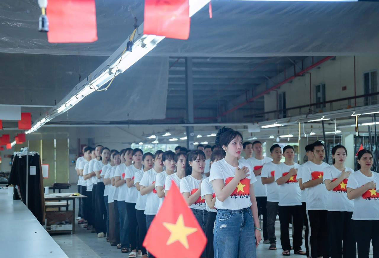 Đoàn viên, người lao động Công ty TNHH MTV May Chiến Thắng Nghĩa Lộ chào cờ trước khi vào sản xuất. Ảnh: Đỗ Nguyệt  