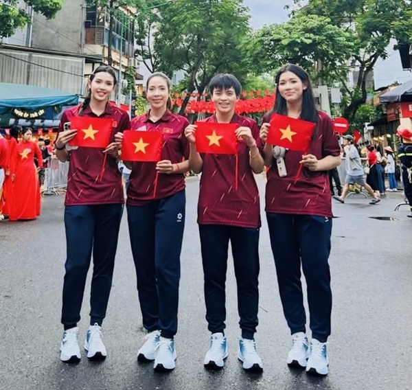 L'entraîneur Hoang Thai Xuan et les joueurs de l'equipe des etoiles assistent au defile militaire et au defile de la Journee nationale du 2 septembre. Photo : Thai Xuan