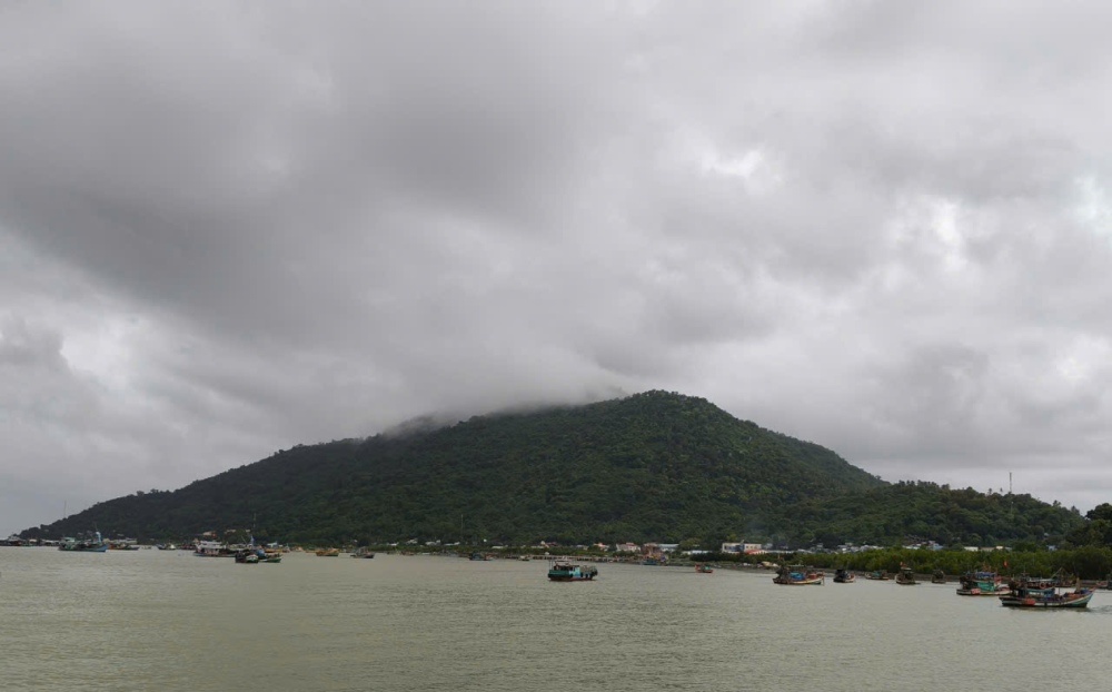 Localities strictly implement the "4 on-site" motto in the face of thunderstorms and gusts of wind. Photo: Nam Phuong