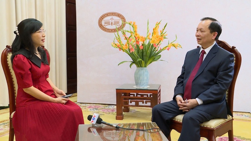 Le vice-gouverneur permanent de la Banque d'Etat du Vietnam Dao Minh Tu repond a une interview de la Voix du Vietnam. Photo VOV