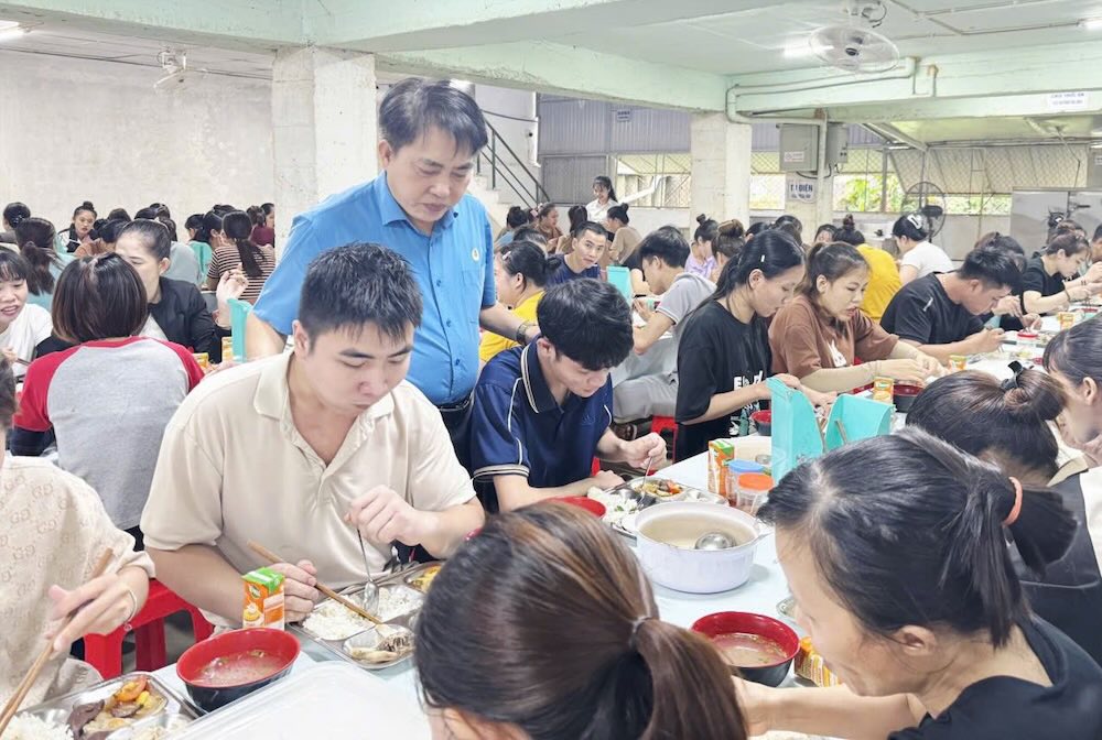 산드라 옆에 모인 노동자들 산드라 노동조합 식사 사진: 꽝찌 노동조합