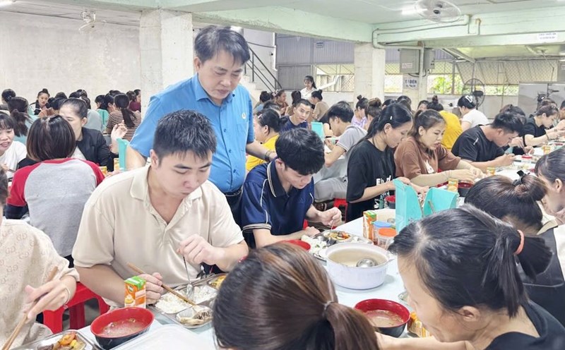 Workers gathered at the "Union Meal". Photo: Quang Tri Trade Union