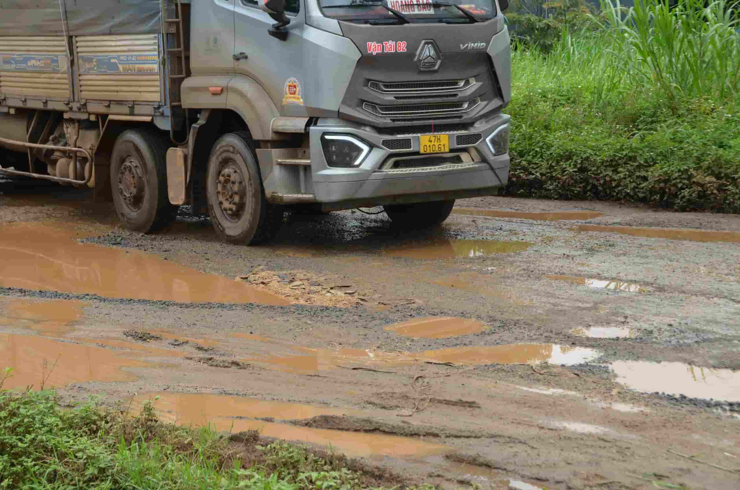Duong vao Khu cong nghiep Tra Da, phuong Pleiku hu hong nang, trong khi chu yeu xe chuyen cho hang hoa ra vao. Anh: Thanh Tuan