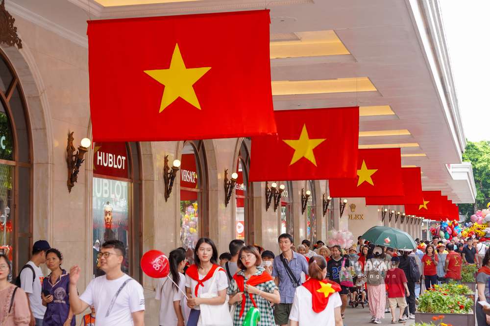 Impressive red flag image with yellow star at Dong Kinh Nghia Thuc Square (Hanoi) during the National Day celebrations on September 2. Photo: Huu Vu