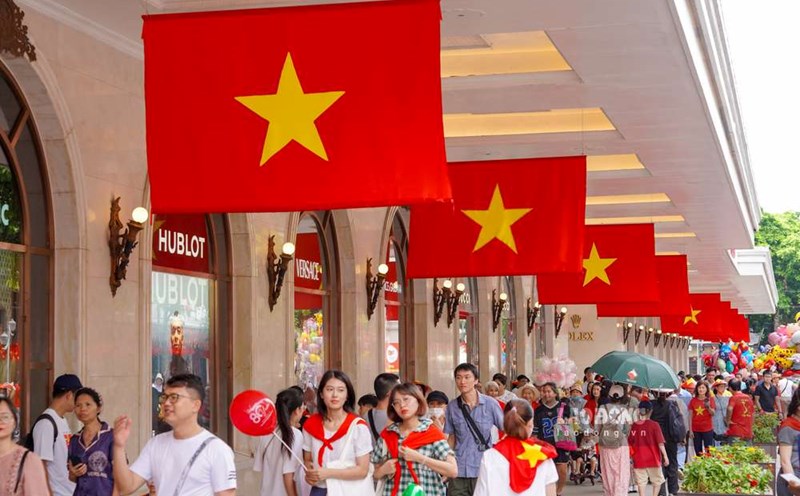 Impressive red flag image with yellow star at Dong Kinh Nghia Thuc Square (Hanoi) during the National Day celebrations on September 2. Photo: Huu Vu
