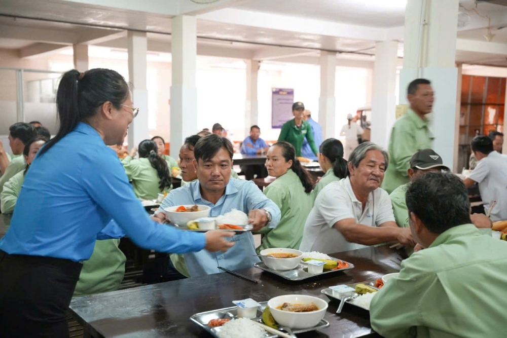 Doan vien, nguoi lao dong dung Bua com Cong doan am ap. Anh: Ngoc Son