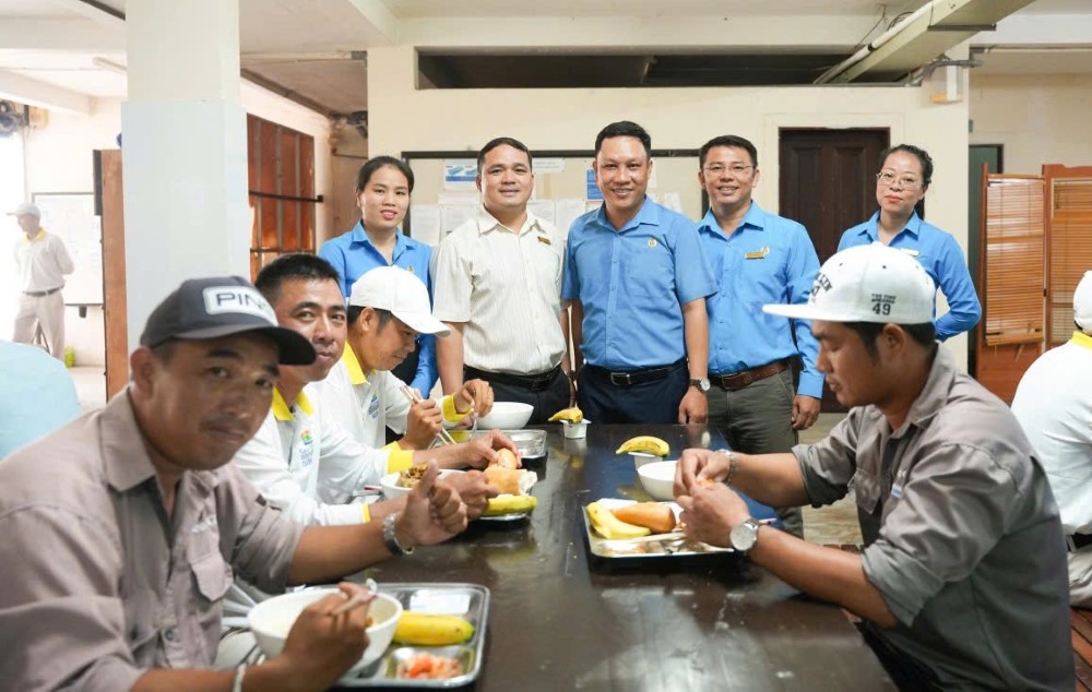 Chu tich Cong doan phuong, Ban chap hanh Cong doan co so tham hoi, dong vien nguoi lao dong tai Bua com Cong doan. Anh: Ngoc Son
