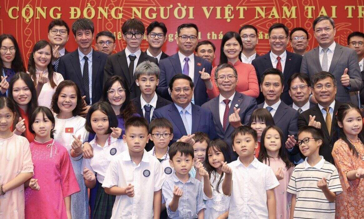 Politburo member and Prime Minister Pham Minh Chinh met with the Vietnamese community in China. Photo: VGP
