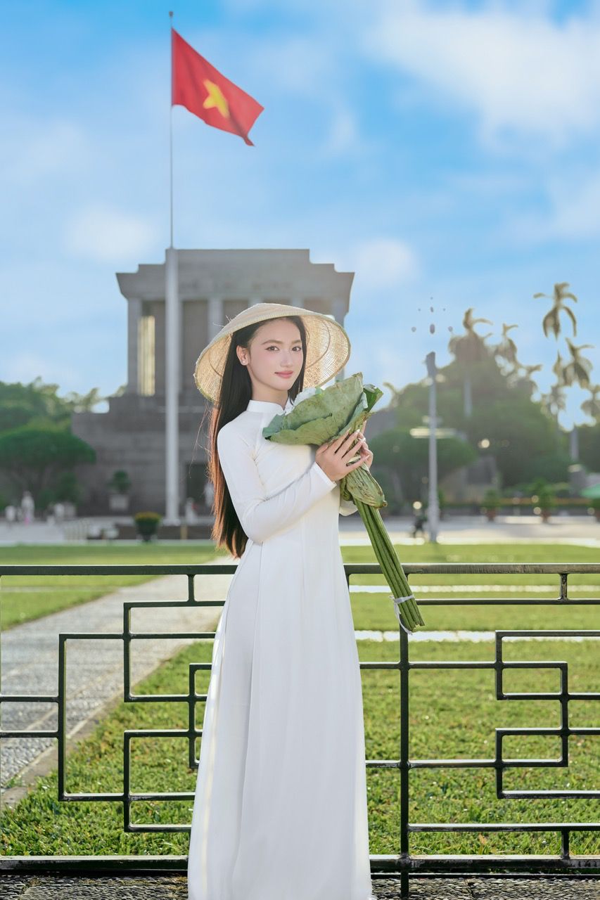 Bo anh nhanh chong gay “sot” cong dong mang. Xuat hien trong ta ao dai trang tinh khoi ben Quang truong Ba Dinh va Lang Bac, nguoi dep dan toc Dao toat len ve dep diu dang, trong sang nhung van dam chat hien dai.
