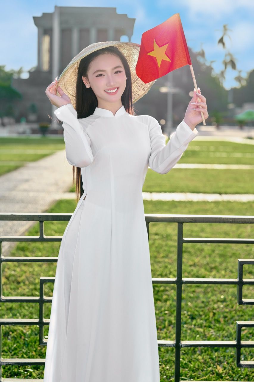 Thuy Hang sinh nam 2004 tai Thai Nguyen, hien la sinh vien nganh Truyen thong Da phuong tien, Hoc vien Phu nu Viet Nam.