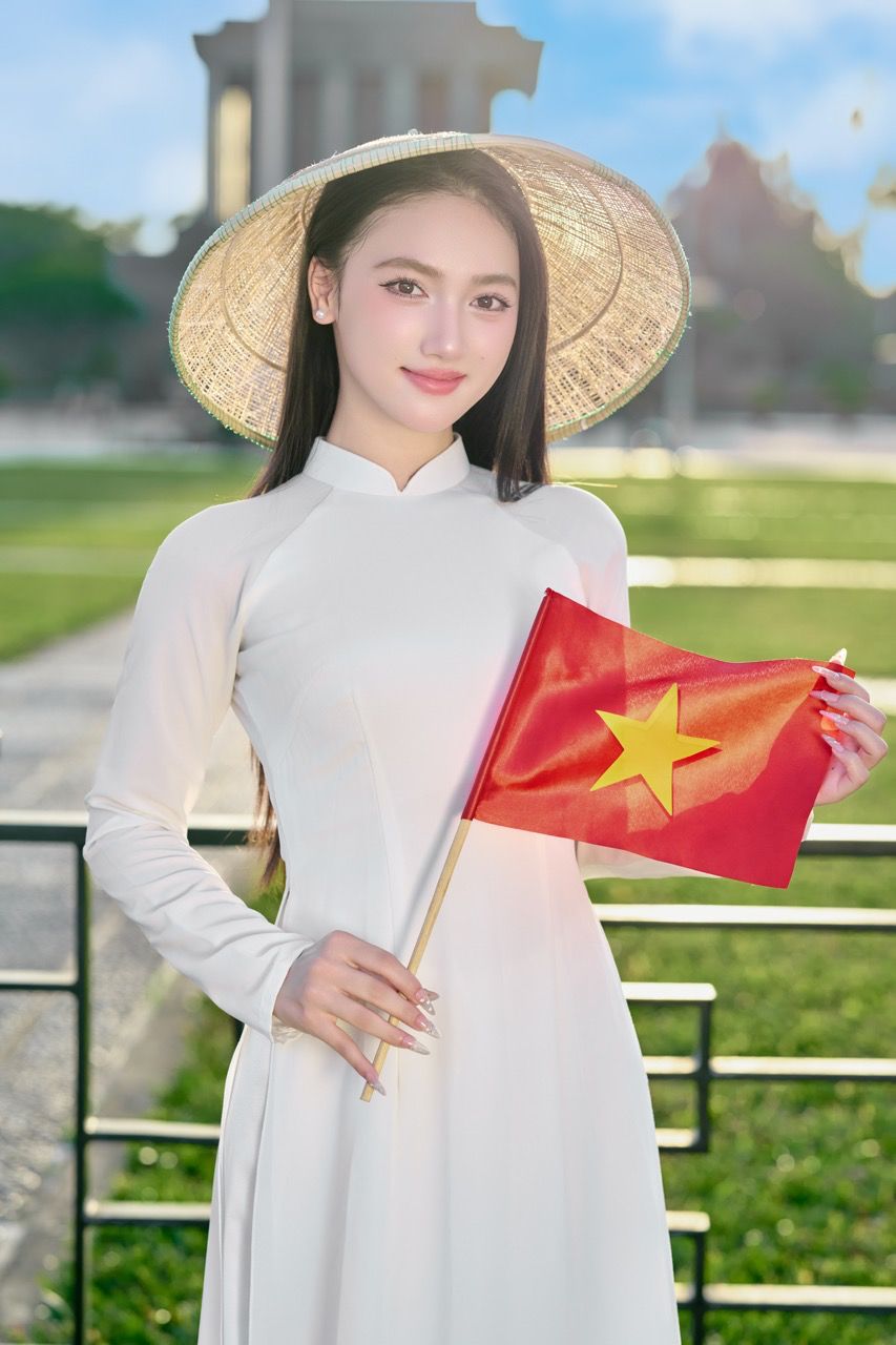 Trong dip le nam nay, ngoai viec ghi dau an voi bo anh ao dai, Thuy Hang con tham gia nhieu hoat dong cong dong nhu tham Lang Bac, xem dieu binh, cung nhu chung tay bao ve moi truong.