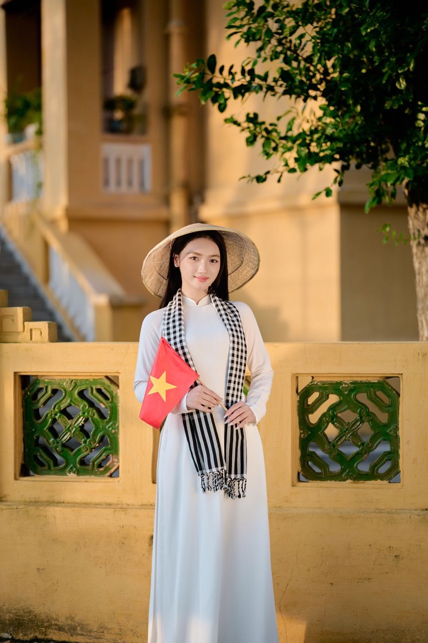 Hinh anh nu sinh 10X trong ta ao dai trong dip y nghia lan toa cam hung giu gin va phat huy net dep truyen thong cua dan toc.