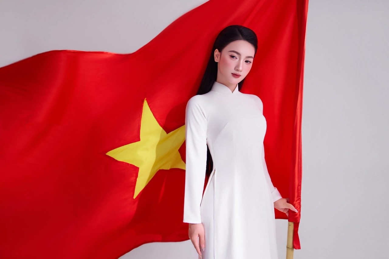 Ben canh hoc tap, Thuy Hang con tham gia linh vuc nguoi mau anh, MC, marketing, to chuc su kien, duoc yeu men boi tinh cach than thien va tinh than cau tien.