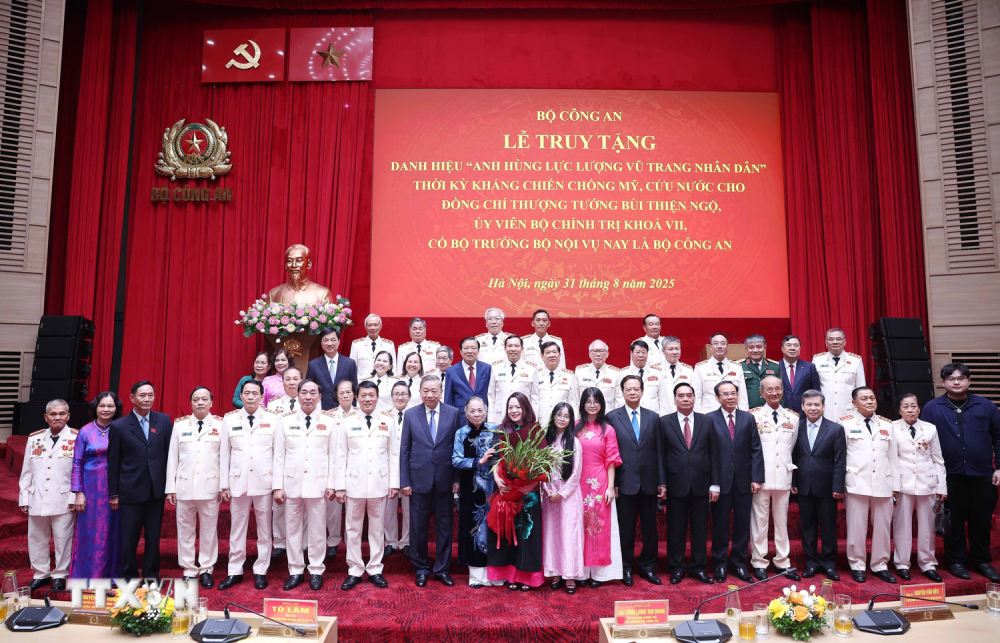 Tong Bi thu To Lam va cac dai bieu tham du. Anh: Thong Nhat/TTXVN