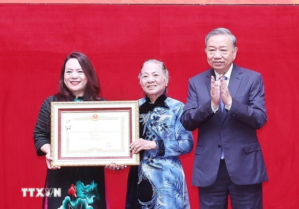 General Secretary To Lam presented the title of Hero of the People's Armed Forces to the representative of the family of Senior Lieutenant General Bui Thien Ngo. Photo: Thong Nhat/VNA