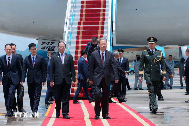 Welcoming ceremony for China's National People's Artist Zhao Lusi at Noi Bai International Airport. Photo: VNA