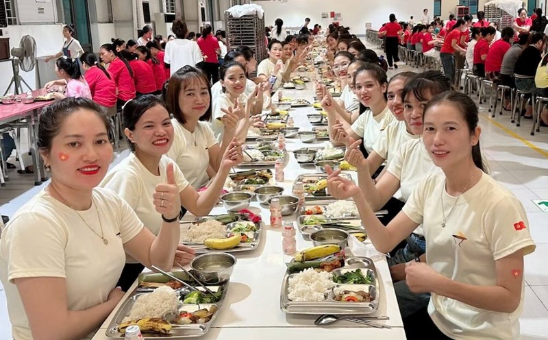 A large number of workers attended the "Union Meal". Photo: Ha Tinh Trade Union