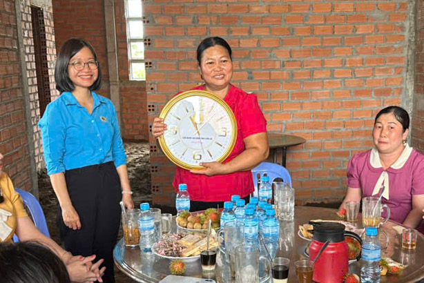 La vice-presidente permanente de la Federation du travail de la province de Tay Ninh Pham Thi Quyen offre des cadeaux a Mme Le Thi Luu. Photo : Federation du travail de la province de Tay Ninh
