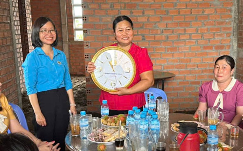 Permanent Vice President of the Tay Ninh Provincial Labor Federation Pham Thi Quyen presented gifts to Ms. Le Thi Luu. Photo: Tay Ninh Provincial Federation of Labor