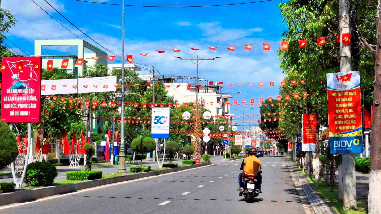 Les rues du centre administratif de la province de Quang Ngai sont couvertes de drapeaux pour celebrer la fete nationale du 2 septembre. Photo : Vien Nguyen