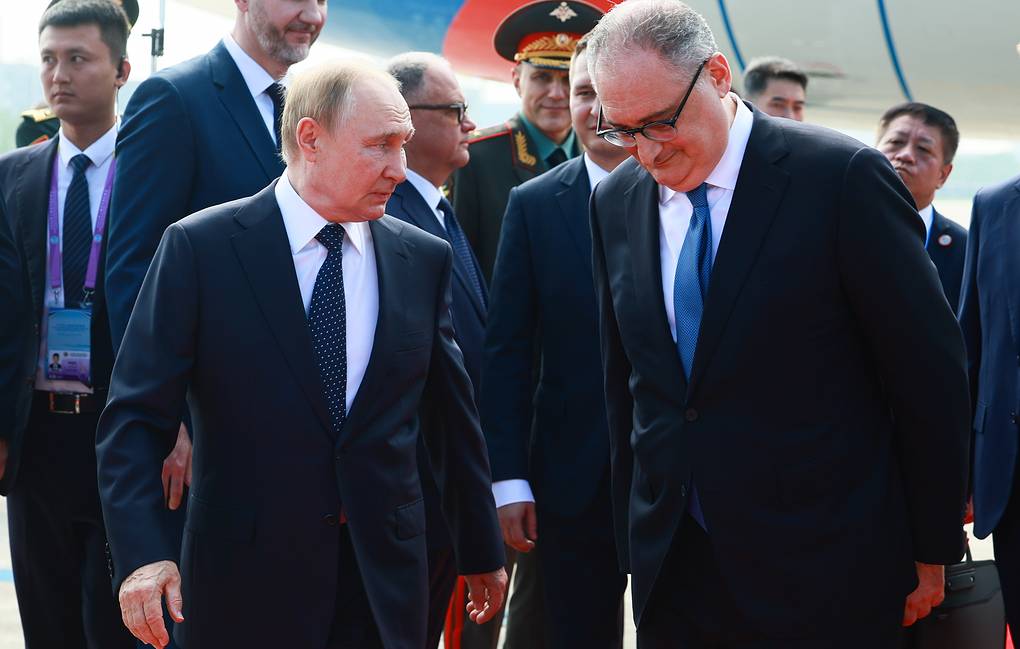 El presidente ruso Vladimir Putin y el embajador ruso en China Igor Morgulov. Foto: TASS