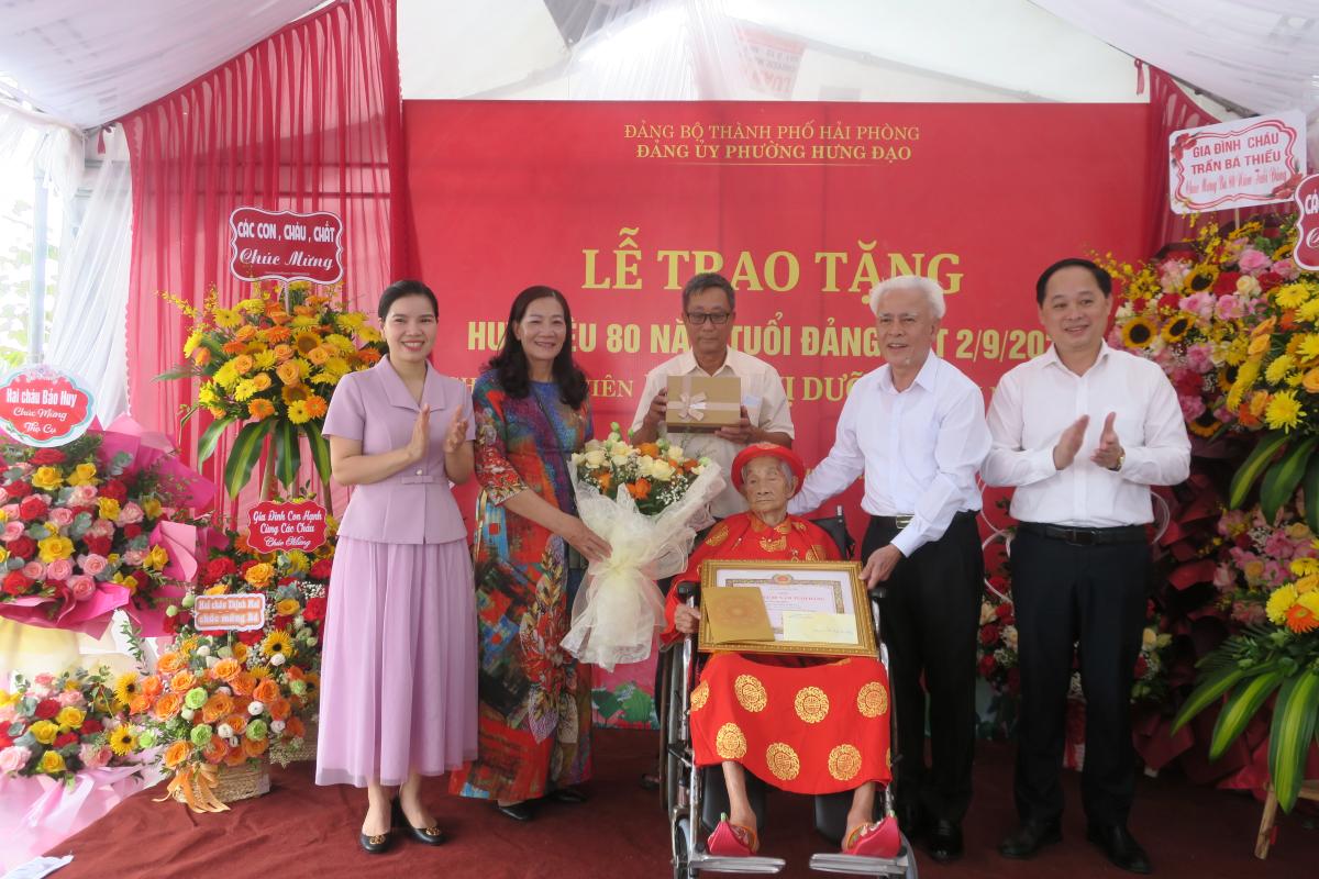 Hung Dao Ward a decerne le badge du parti au membre du parti Pham Thi Duong. Photo: Hai Phong E -Portal