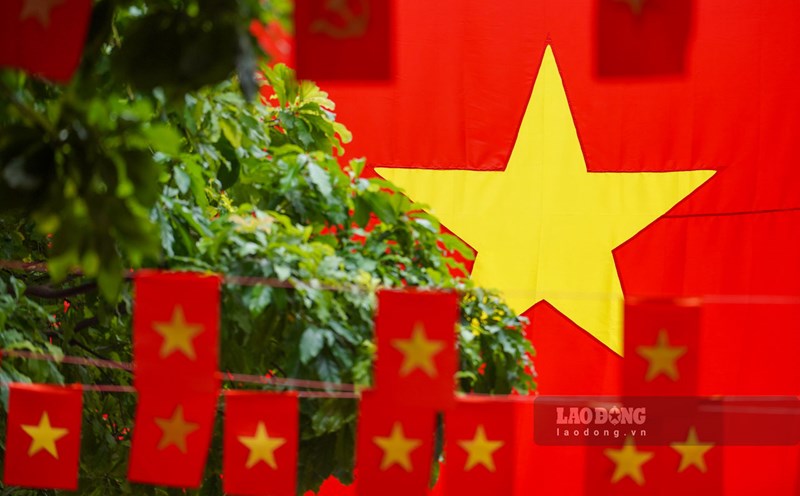 Hanoi wears red flag with yellow star, brilliantly celebrating the National Day